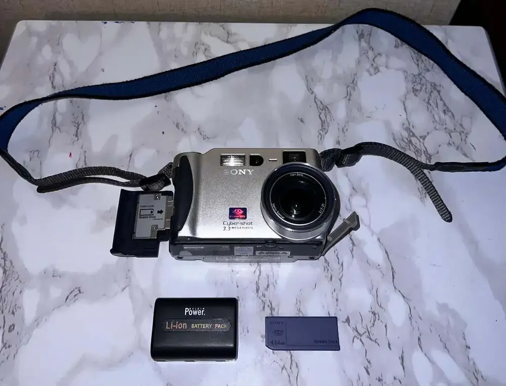 Sony Cyber-shot DSC-S70 3.3MP Digital Camera with 64MB Memory Stick & Battery